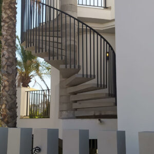 Escalera caracol vivienda particular en Marbella